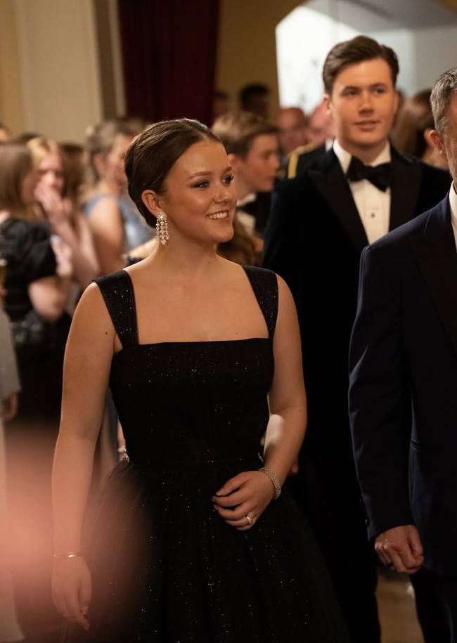 “Beginilah cara kami di Austria menyelesaikan konflik di masa kejayaan monarki Habsburg, Ini sebenarnya kesepakatan yang cukup cerdas, Jika hidup sesederhana Bridgerton, ini akan berhasil,” tulis netizen yang menanggapi candaan itu. Foto: dok. Instagram @detdanskekongehus