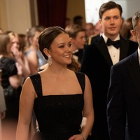 “Beginilah cara kami di Austria menyelesaikan konflik di masa kejayaan monarki Habsburg, Ini sebenarnya kesepakatan yang cukup cerdas, Jika hidup sesederhana Bridgerton, ini akan berhasil,” tulis netizen yang menanggapi candaan itu. Foto: dok. Instagram @detdanskekongehus