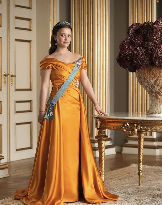 Dalam momen bersejarah tersebut, Putri Isabella mengenakan gaun pesta berwarna oranye cerah, lengkap dengan tiara pertamanya yang menandai usia dewasa.  Foto: dok. Instagram @detdanskekongehus