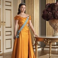 Dalam momen bersejarah tersebut, Putri Isabella mengenakan gaun pesta berwarna oranye cerah, lengkap dengan tiara pertamanya yang menandai usia dewasa.  Foto: dok. Instagram @detdanskekongehus