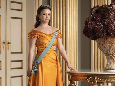Potret Putri Denmark Kenakan Tiara Pertamanya Dalam Perayaan Ulang Tahun ke-18