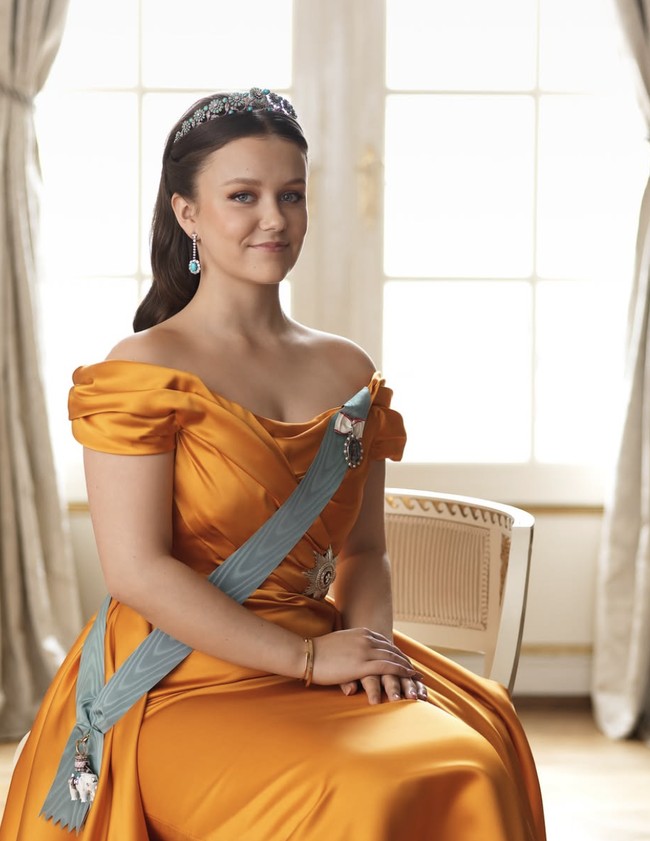 Istana Kerajaan Denmark baru saja merilis potret terbaru Putri Isabella untuk menandai hari ulang tahunnya yang ke-18. Putri tertua dari pasangan Ratu Mary dan Raja Frederik X ini tampil memukau dalam sesi foto yang diadakan di Knight’s Hall, Istana Frederick VIII, Amalienborg, Kopenhagen. Foto: dok. Instagram @detdanskekongehus