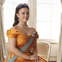 Istana Kerajaan Denmark baru saja merilis potret terbaru Putri Isabella untuk menandai hari ulang tahunnya yang ke-18. Putri tertua dari pasangan Ratu Mary dan Raja Frederik X ini tampil memukau dalam sesi foto yang diadakan di Knight’s Hall, Istana Frederick VIII, Amalienborg, Kopenhagen. Foto: dok. Instagram @detdanskekongehus