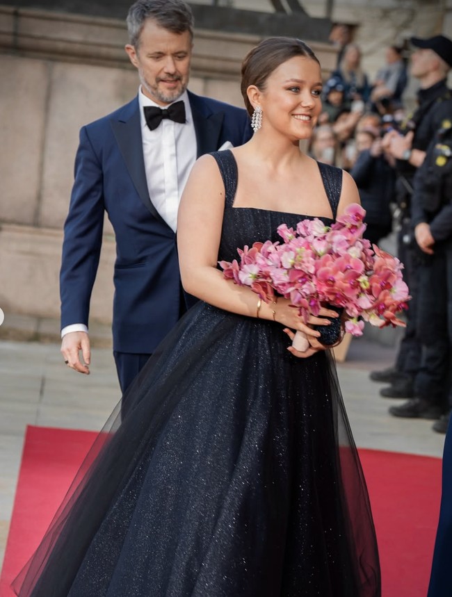 Potret-potret itu muncul saat keluarga kerajaan Denmark mengakhiri perayaan publik selama hampir dua minggu untuk merayakan ulang tahun Isabella yang bersejarah. Minggu lalu, Isabella ditemani oleh orang tuanya Raja Frederik dan Ratu Mary serta saudara kembarnya yang lebih muda, Putri Josephine dan Pangeran Vincent untuk serangkaian perayaan ulang tahun publik di seluruh Denmark. Foto: dok. Instagram @detdanskekongehus