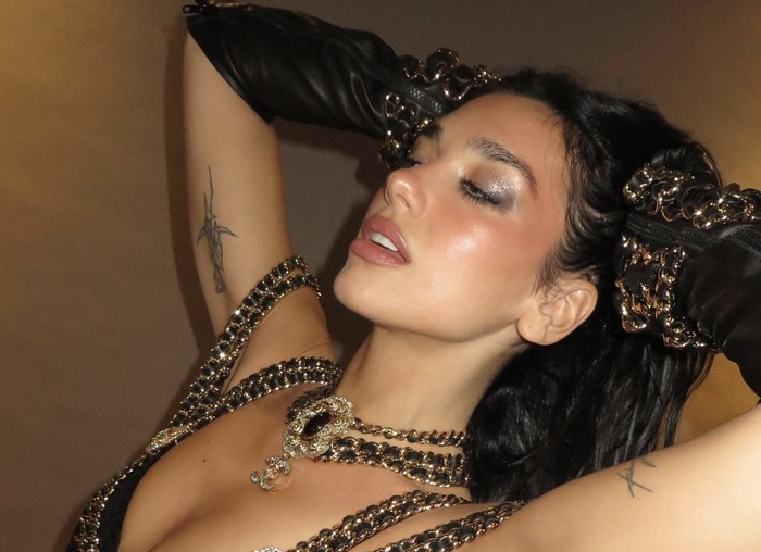 Foto Tren makeup abu-abu