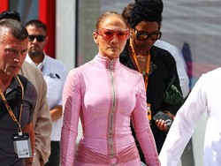 Jennifer Lopez Tampil Seksi di Arab Saudi, Pakai Catsuit Pink Ketat
