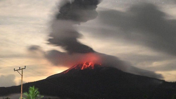Gunung Lewotobi Laki-laki di Flores Timur, Nusa Tenggara Timur (NTT), meletus 13 kali pagi ini, Senin (21/4/2025).