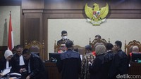 Dalam kasus ini, jaksa penuntut umum mendakwa Meirizka memberi suap agar anaknya divonis bebas dalam kasus tewasnya Dini Sera. Suap itu diberikan kepada tiga hakim Pengadilan Negeri Surabaya yang mengadili Ronald.  