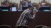 Zarof juga disebut sempat berupaya melobi Hakim Agung Soesilo untuk membebaskan Ronald Tannur. Belakangan terungkap Soesilo memberi pendapat berbeda atau dissenting opinion yang menilai vonis bebas Ronald sudah tepat.  
