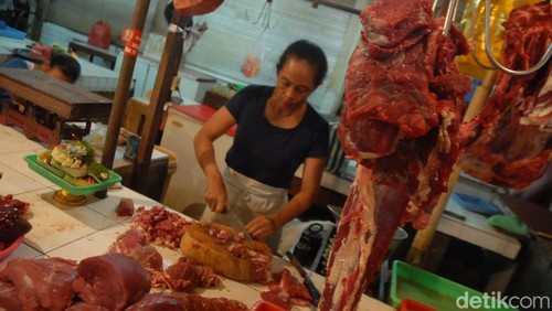 Harga bahan pokok jelang Hari Raya Galungan di beberapa pasar di Tabanan mengalami fluktuatif, Senin (21/4/2025).