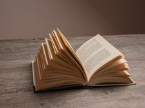 Setop Pembajakan! Ini Cara Bedakan Buku Asli Sama Cetakan Palsu