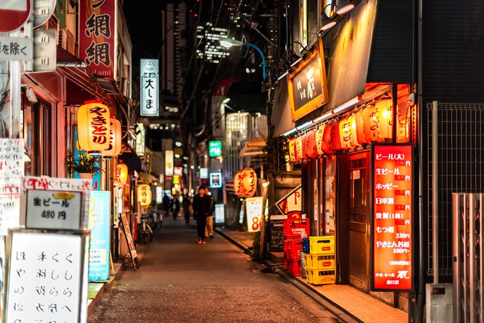 Jalanan malam di Okubo