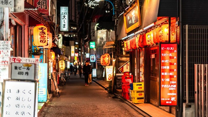 Jalanan malam di Okubo
