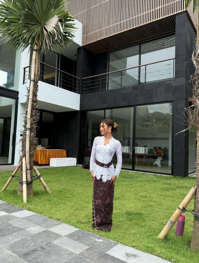 Artis cantik Jennifer Coppen baru saja menggelar acara syukuran untuk rumah barunya. Tampil cantik dan anggun, ibu 1 orang anak itu memilih mengenakan kebaya Bali warna putih dipadukan kain dan ikat pinggang batik warna coklat. Foto: Instagram/@jennifercoppenreal20