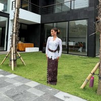 Artis cantik Jennifer Coppen baru saja menggelar acara syukuran untuk rumah barunya. Tampil cantik dan anggun, ibu 1 orang anak itu memilih mengenakan kebaya Bali warna putih dipadukan kain dan ikat pinggang batik warna coklat. Foto: Instagram/@jennifercoppenreal20