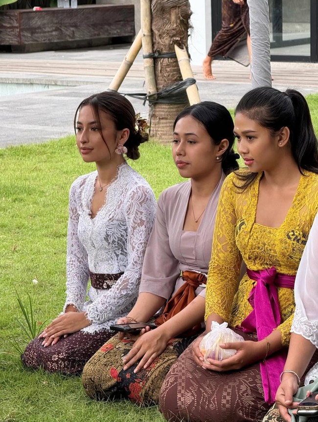 Rambutnya tampak rapi dan simpel dengan dicepol ke belakang. Mempermanis tampilannya, bagian poni sampingnya disisakan sedikit dan dibiarkan terjatuh natural. Foto: Instagram/@jennifercoppenreal20