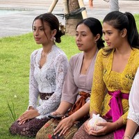 Rambutnya tampak rapi dan simpel dengan dicepol ke belakang. Mempermanis tampilannya, bagian poni sampingnya disisakan sedikit dan dibiarkan terjatuh natural. Foto: Instagram/@jennifercoppenreal20