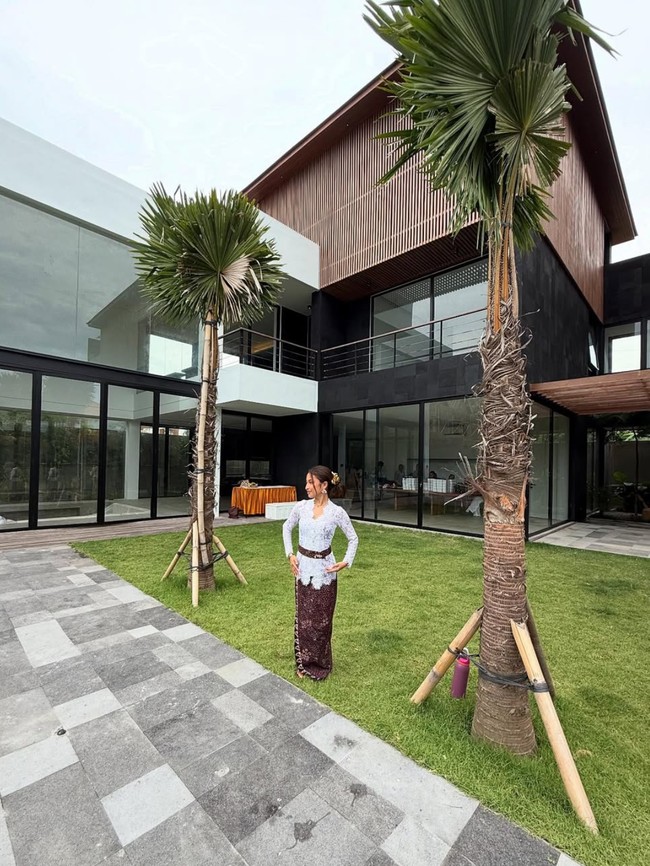 Dari foto-foto yang dibagikan terlihat rumah baru Jennifer begitu luas dan megah. Dengan didominasi jendela-jendela besar, rumah baru Jennifer terlihat estetik. Foto: Instagram/@jennifercoppenreal20