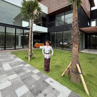 Dari foto-foto yang dibagikan terlihat rumah baru Jennifer begitu luas dan megah. Dengan didominasi jendela-jendela besar, rumah baru Jennifer terlihat estetik. Foto: Instagram/@jennifercoppenreal20