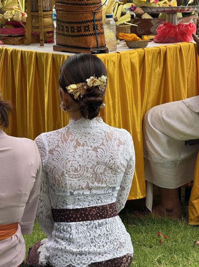 Jadi wanita Bali, begini penampilan Jennifer dilihat dari belakang. Cepol rambutnya tampak dipercantik dengan aksesori berwarna emas. Ia juga mengenakan sepasang anting tusuk yang cukup besar berbentuk bunga. Foto: Instagram/@jennifercoppenreal20