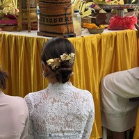 Jadi wanita Bali, begini penampilan Jennifer dilihat dari belakang. Cepol rambutnya tampak dipercantik dengan aksesori berwarna emas. Ia juga mengenakan sepasang anting tusuk yang cukup besar berbentuk bunga. Foto: Instagram/@jennifercoppenreal20