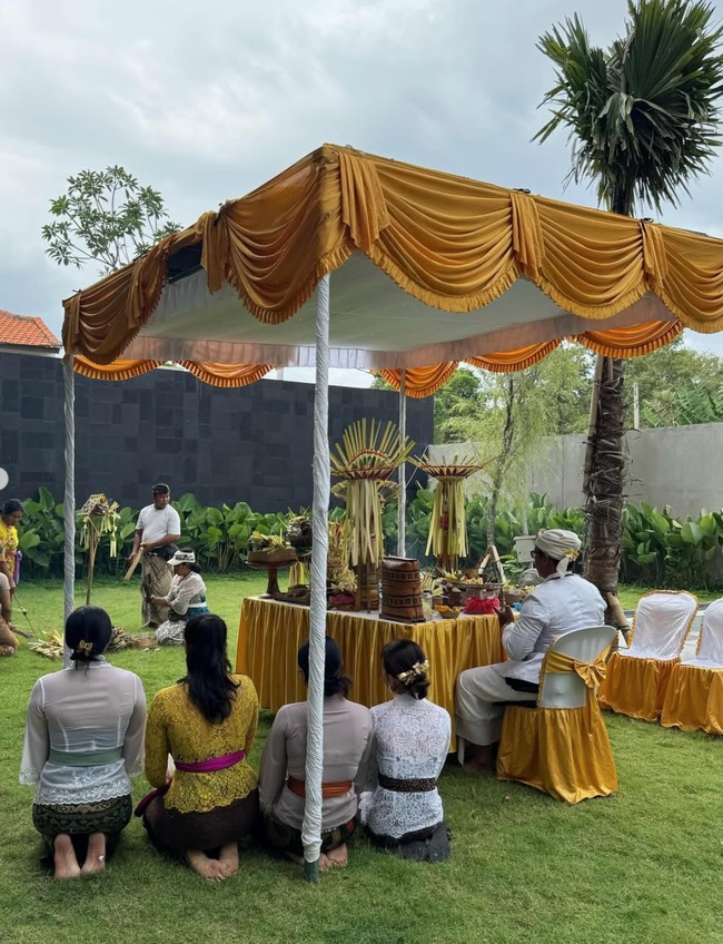 Di acara syukuran tersebut Jennifer juga menggelar melaspas, sebuah tradisi adat Bali yang dipercaya sebagai bentuk pembersihan rumah dari energi negatif. Dalam unggahannya di TikTok Jennifer menjelaskan meski menggelar tradisi adat Bali tersebut namun dirinya masih tetap memeluk agama Islam. Foto: Instagram/@jennifercoppenreal20