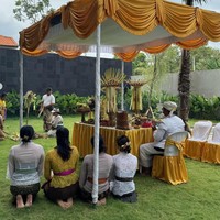 Di acara syukuran tersebut Jennifer juga menggelar melaspas, sebuah tradisi adat Bali yang dipercaya sebagai bentuk pembersihan rumah dari energi negatif. Dalam unggahannya di TikTok Jennifer menjelaskan meski menggelar tradisi adat Bali tersebut namun dirinya masih tetap memeluk agama Islam. Foto: Instagram/@jennifercoppenreal20