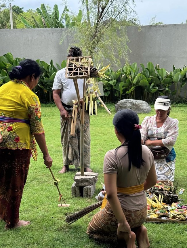 Di keterangan unggahan TikTok miliknya, Jennifer mengungkapkan jika tradisi melaspas itu dijalaninya sebagai salah satu bentuk toleransi karena ia sudah menganggap Bali sebagai rumahnya. Bali adalah rumahku.. Aku lahir dan besar di sini. Aku akan selalu mengingat dan menghargai tradisi-tradisi di pulau ini. Agamaku adalah Islam dan aku mencintai Tuhanku serta agamaku, tetapi itu tidak berarti kita tidak bisa saling toleransi. Dalam video ini, kami mengadakan acara melaspas atau semacam pembersihan rumah dari roh jahat menurut kepercayaan masyarakat Bali (mohon koreksi jika saya salah). Aku tidak ikut berdoa, aku hanya duduk dan menghargai mereka yang ingin berdoa untuk rumahku, tulisnya. Foto: Instagram/@jennifercoppenreal20