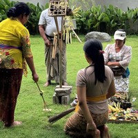 Di keterangan unggahan TikTok miliknya, Jennifer mengungkapkan jika tradisi melaspas itu dijalaninya sebagai salah satu bentuk toleransi karena ia sudah menganggap Bali sebagai rumahnya. Bali adalah rumahku.. Aku lahir dan besar di sini. Aku akan selalu mengingat dan menghargai tradisi-tradisi di pulau ini. Agamaku adalah Islam dan aku mencintai Tuhanku serta agamaku, tetapi itu tidak berarti kita tidak bisa saling toleransi. Dalam video ini, kami mengadakan acara melaspas atau semacam pembersihan rumah dari roh jahat menurut kepercayaan masyarakat Bali (mohon koreksi jika saya salah). Aku tidak ikut berdoa, aku hanya duduk dan menghargai mereka yang ingin berdoa untuk rumahku, tulisnya. Foto: Instagram/@jennifercoppenreal20