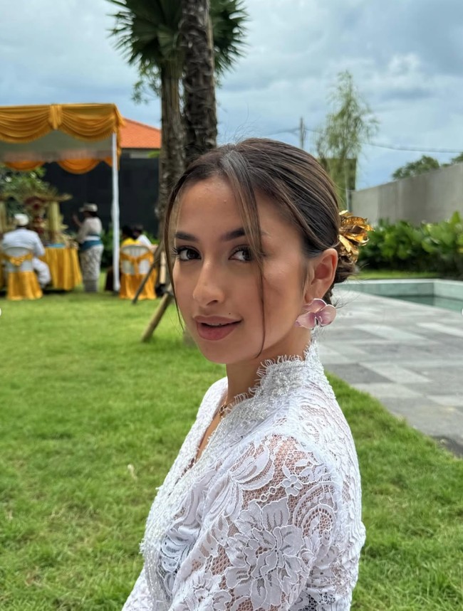 Kenakan riasan natural, penampilan wanita 23 tahun itu memang selalu terlihat memukau.  Foto: Instagram/@jennifercoppenreal20