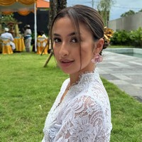 Kenakan riasan natural, penampilan wanita 23 tahun itu memang selalu terlihat memukau.  Foto: Instagram/@jennifercoppenreal20