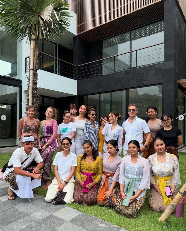 Acara syukuran rumah baru Jennifer itu tampak ramai dihadiri anggota keluarganya. Ayah Jennifer, Ricardo Benito juga terlihat hadir. Demikian pula halnya dengan mertua dan ipar Jennifer. Foto: Instagram/@jennifercoppenreal20