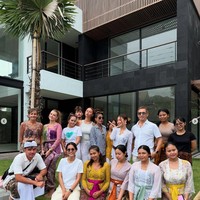 Acara syukuran rumah baru Jennifer itu tampak ramai dihadiri anggota keluarganya. Ayah Jennifer, Ricardo Benito juga terlihat hadir. Demikian pula halnya dengan mertua dan ipar Jennifer. Foto: Instagram/@jennifercoppenreal20