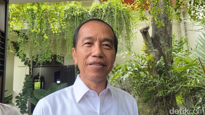 Presiden ke-7, Joko Widodo ditemui di kediamannya, Sumber, Banjarsari, Senin (21/4/2025).