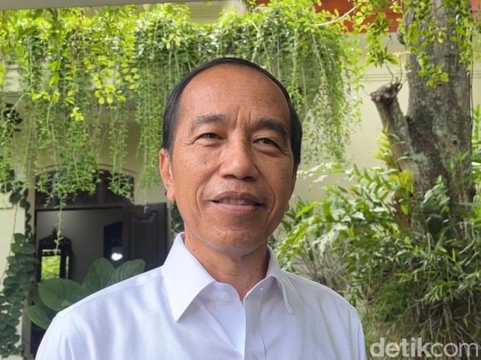Presiden ke-7, Joko Widodo ditemui di kediamannya, Sumber, Banjarsari, Senin (21/4/2025).