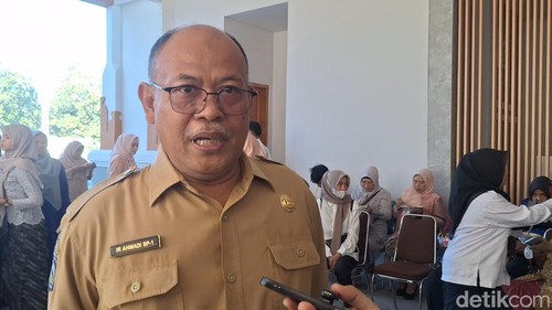 Kalaksa BPBD NTB Ahmadi saat diwawancarai di Kantor Gubernur, Senin (21/4/2025).