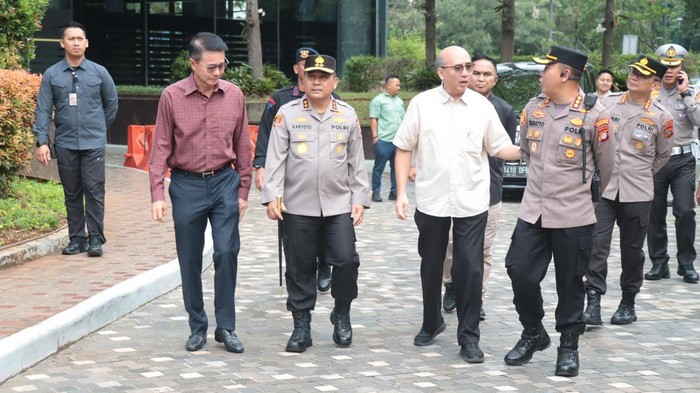 Kapolda Metro Jaya Irjen Karyoto meninjau pelaksanaan pengamanan perayaan Paskah di Gereja Katedral, Jakarta Pusat. (Dok istimewa).