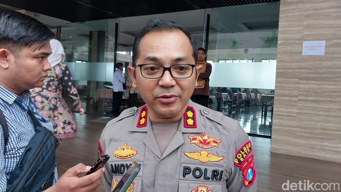 Kapolres Batu AKBP Andi Yudha Pranata saat diwawancarai awak media.