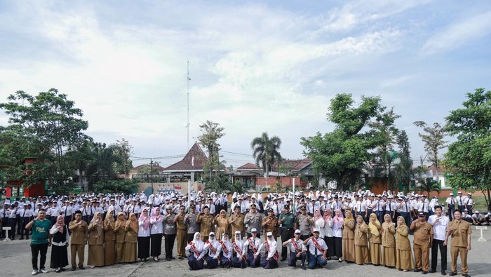 Kapolres Jombang AKBP Ardi Kurniawan bersama para siswa SMPN Plandaan