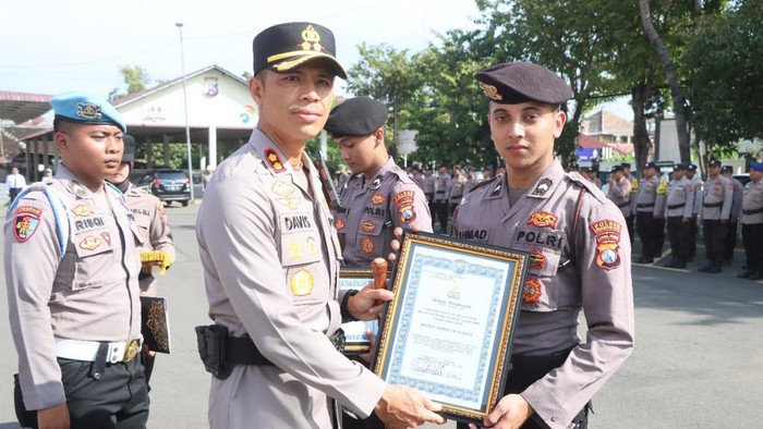 Kapolres Pasuruan Kota memberikan penghargaan untuk 1 dari 3 anggotanya yang berprestasi di kompetisi karate nasional.