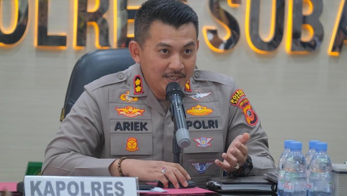 Kapolres Subang AKBP Ariek Indra Sentanu saat bertemu seniman