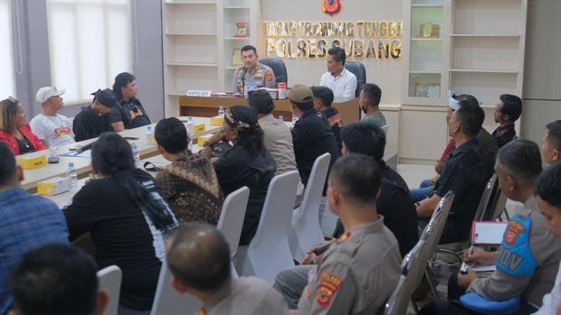 Kapolres Subang saat bertemu dengan seniman