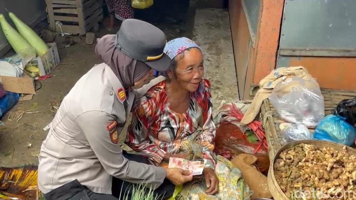 Kapolsek Pakong AKP Nining Dyah Poespitosari Soetikno mendatangi nenek penjual rempah memberi bantuan dan semangat.