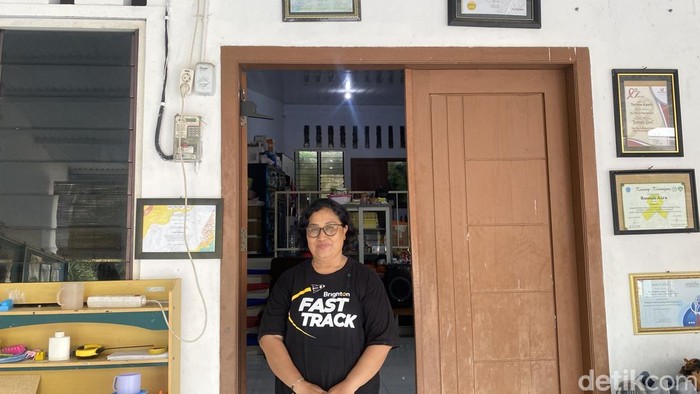 Maria Magdalena Endang Sri Lestari di Rumah Aira, Jalan Kaba Timur, Kelurahan Tandang, Kecamatan Tembalang, Kota Semarang, Minggu (20/4/2025).