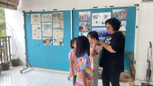 Maria Magdalena Endang Sri Lestari di Rumah Aira, Jalan Kaba Timur, Kelurahan Tandang, Kecamatan Tembalang, Kota Semarang, Minggu (20/4/2025).