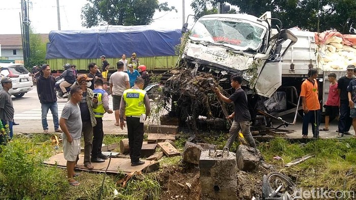Kecelakaan beruntun truk tronton tabrak truk boks dan tiga pemotor di bangjo Comal Baru, Pemalang, Senin (21/4/2025).