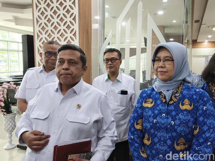 Kepala BPJPH Haikal Hassan (kiri) dalam konferensi pers di  Gedung BPJPH, Jakarta Timur, Senin (21/4/2025).