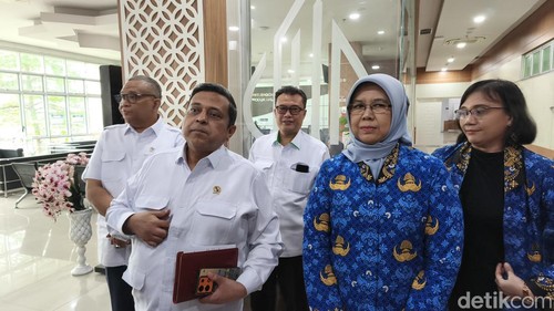 Kepala BPJPH Haikal Hassan (kiri) dan Deputi Bidang Pengawasan Pangan Olahan BPOM Elin Herlina (kanan) usai konferensi pers di Gedung BPJPH, Jakarta Timur, Senin (21/4/2025).