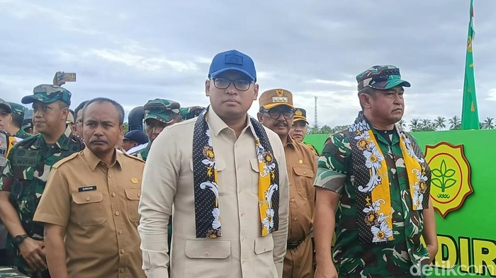Kepala Staf Angkatan Darat (KASAD) Jenderal TNI Maruli Simanjuntak bersama Wakil Menteri Pertanian (Wamentan) Sudaryono meresmikan program pengairan pertanian di Kecamatan Ciemas, Kabupaten Sukabumi, Senin (21/4/2025).