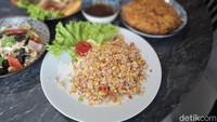 Nasi goreng ikan asin punya porsi besar dengan rasa asin yang tak terlalu menohok dan dicincang kasar sehingga menambah tekstur nasi gorengnya. Foto: detikcom/Diah Afrilian